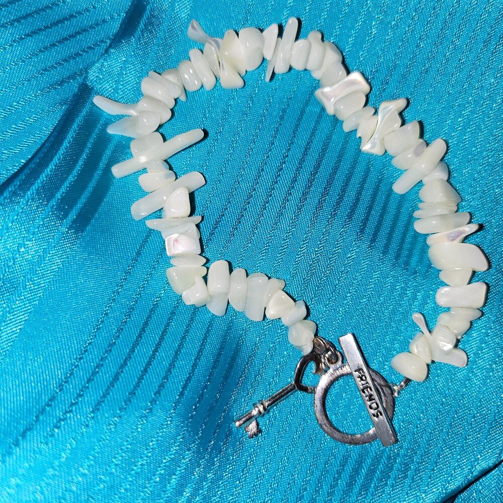 MOTHER OF PEARL CHIP TOGGLE CLASP BRACELET  WITH HEART KEY AND FRIENDSHIP CHARM - Picture 9 of 10